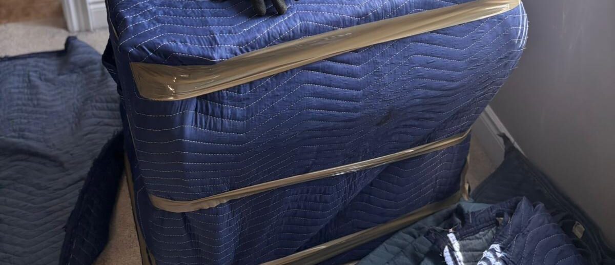 Movers in canada packing all necessary moving checklist items for relocation 