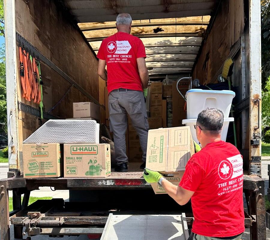 The Ultimate Moving Planning Guide for Toronto, On Residents 1 moving company technicians move house products to the truck to move to another region.